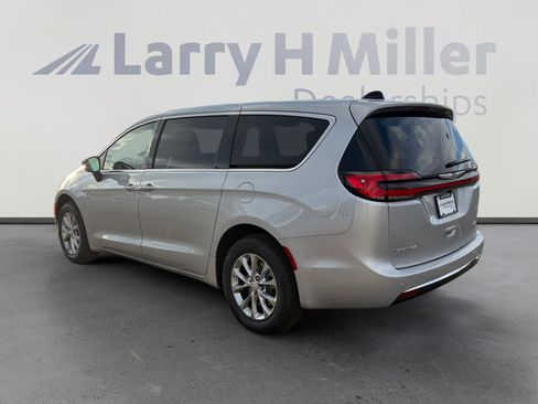 New 2026 Chrysler Pacifica Select image 4