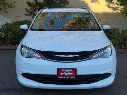 Used 2020 Chrysler Voyager Lxi image 2