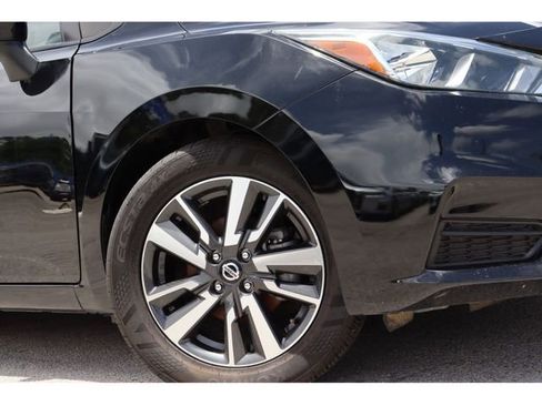 Used 2021 Nissan Versa SV image 3