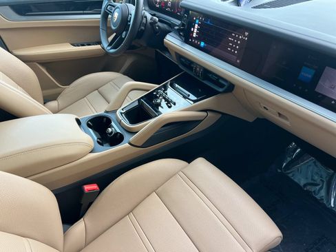 Certified 2026 Porsche Cayenne GTS AWD/4WD image 16