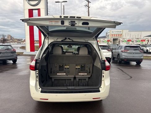 Used 2017 Toyota Sienna XLE w/ XLE Navigation Package image 20