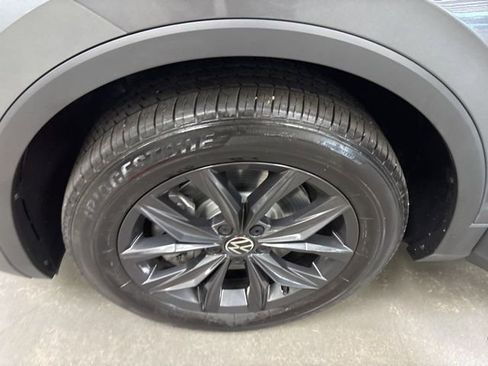 Used 2024 Volkswagen Tiguan SE w/ Panoramic Sunroof Package FWD image 30
