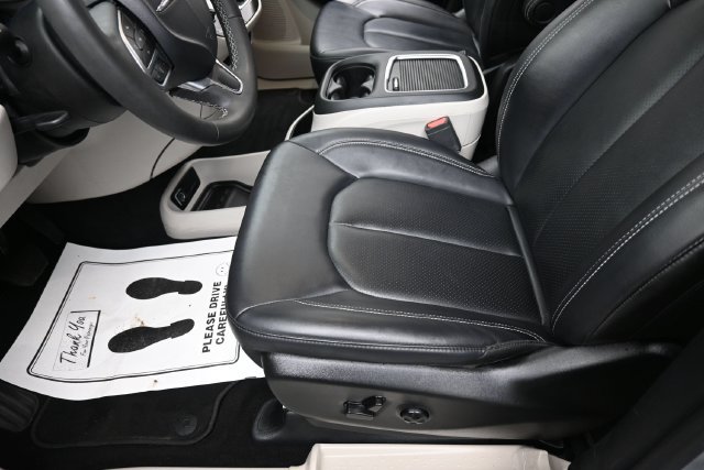 Used 2024 Chrysler Pacifica Touring-L FWD image 15