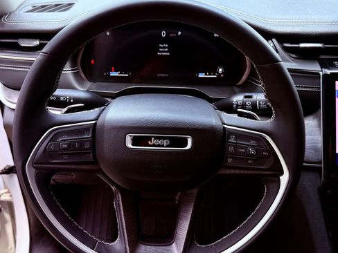 Used 2023 Jeep Grand Cherokee L Limited image 18