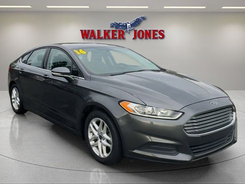 Used 2016 Ford Fusion SE image 1