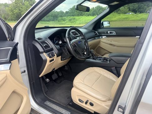Used 2017 Ford Explorer Limited FWD image 10