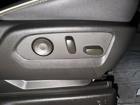 Used 2023 GMC Yukon SLT w/ SLT Premium Package image 19