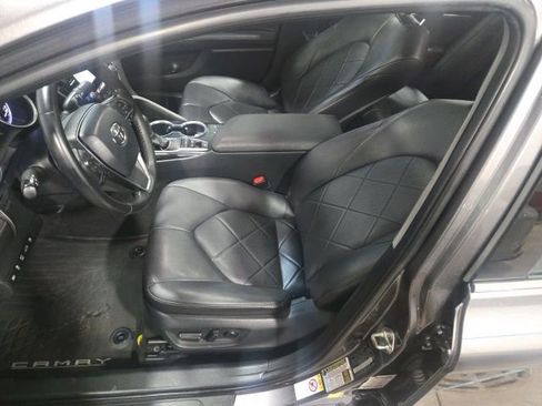 Used 2018 Toyota Camry XLE image 11