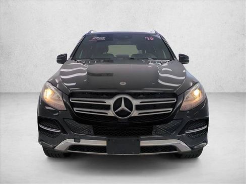 Used 2019 Mercedes-Benz GLE 400 4MATIC image 2
