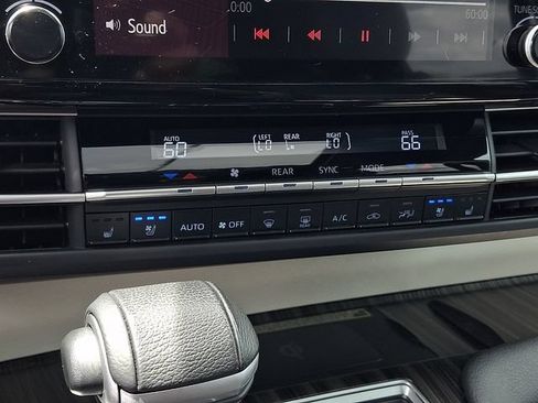 Used 2023 Toyota Sienna Platinum FWD image 14