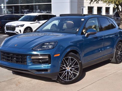 Used 2025 Porsche Cayenne Base image 40