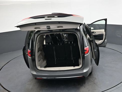 Used 2023 Chrysler Pacifica Touring-L image 44