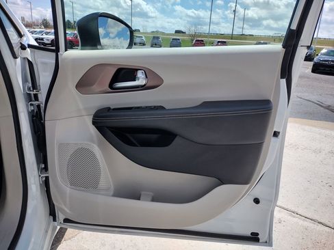 Used 2024 Chrysler Voyager LX image 20