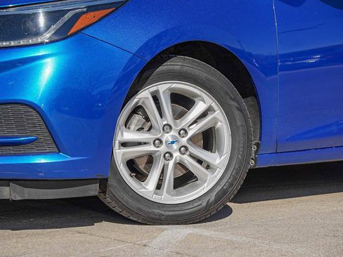 Used 2017 Chevrolet Cruze LT w/ Convenience Package image 2