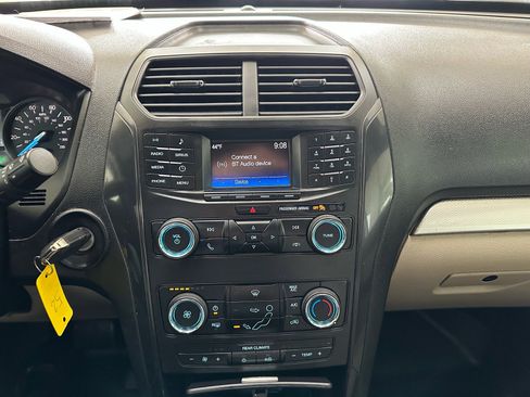 Certified 2019 Ford Explorer FWD image 31