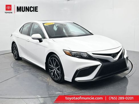 Used 2023 Toyota Camry SE image 1