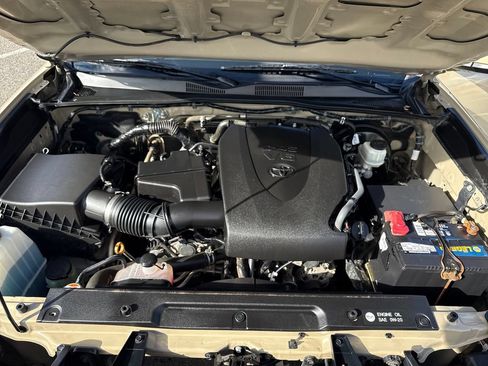 Used 2019 Toyota Tacoma SR5 AWD/4WD image 40