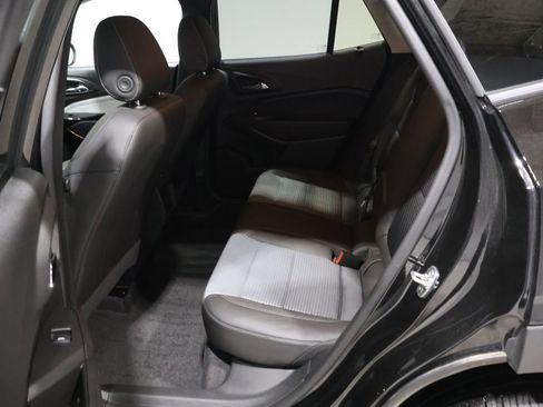 Used 2025 Chevrolet Trax LT w/ LT Convenience Package image 18