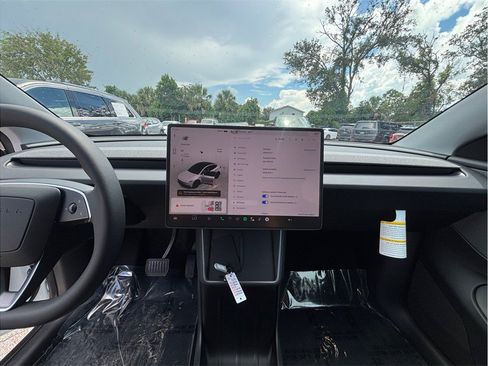 Used 2026 Tesla Model Y 2WD image 11