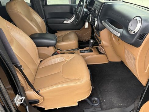 Used 2013 Jeep Wrangler Unlimited Sahara image 10
