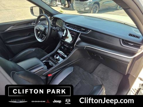 Used 2024 Jeep Grand Cherokee L Altitude AWD/4WD image 17
