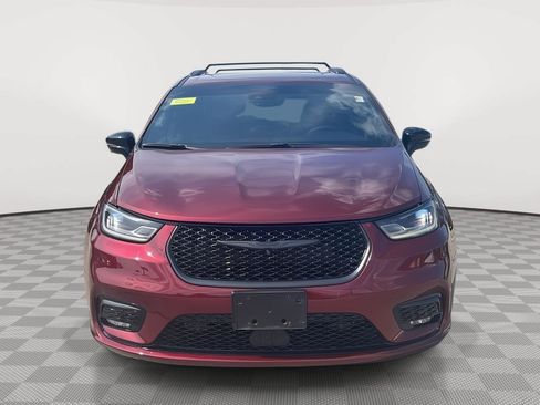 Used 2023 Chrysler Pacifica Limited w/ Uconnect Theater Family Group AWD/4WD image 2