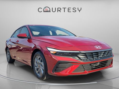 Used 2025 Hyundai Elantra Blue image 4