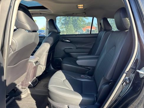 Used 2021 Toyota Highlander XLE AWD/4WD image 14