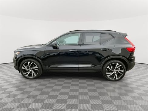 Used 2022 Volvo XC40 T5 R-Design w/ Climate Package image 4