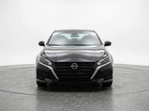 Used 2025 Nissan Altima 2.5 SV image 2