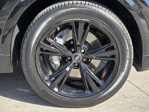 Used 2023 Audi Q8 Premium image 14