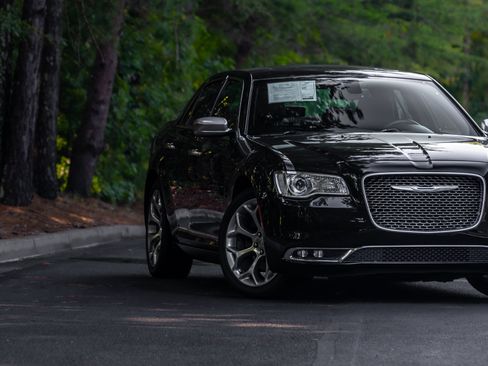 Used 2016 Chrysler 300 C Platinum RWD image 25