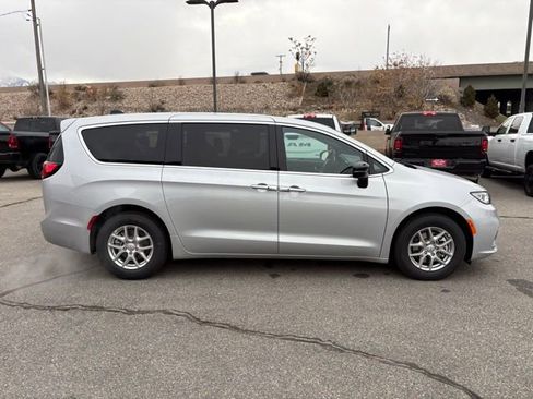 New 2026 Chrysler Pacifica Select image 6