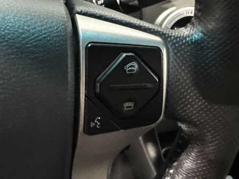 Used 2015 Toyota Tacoma SR5 w/ SR5 Package image 6