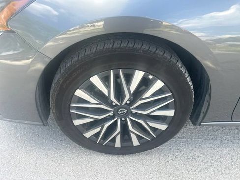 Used 2025 Nissan Altima 2.5 SV FWD image 19