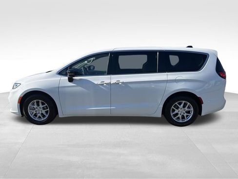 Used 2024 Chrysler Pacifica Touring-L image 2