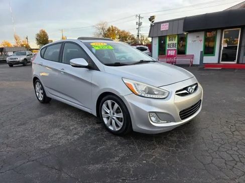 Used 2014 Hyundai Accent SE w/ Option Group 3 FWD image 6