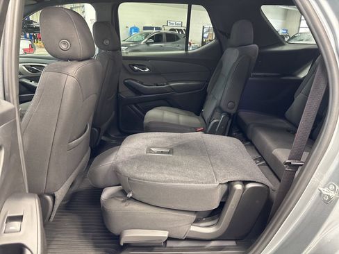 Used 2023 Chevrolet Traverse LT w/ Rear Camera Mirror Package image 33