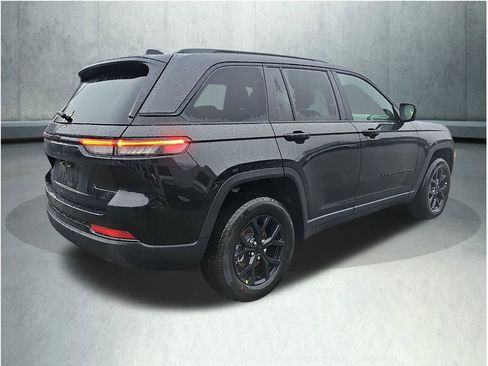 New 2025 Jeep Grand Cherokee Laredo image 5