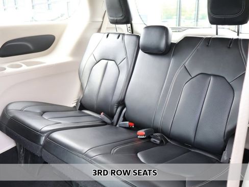 Used 2023 Chrysler Pacifica Touring-L image 8