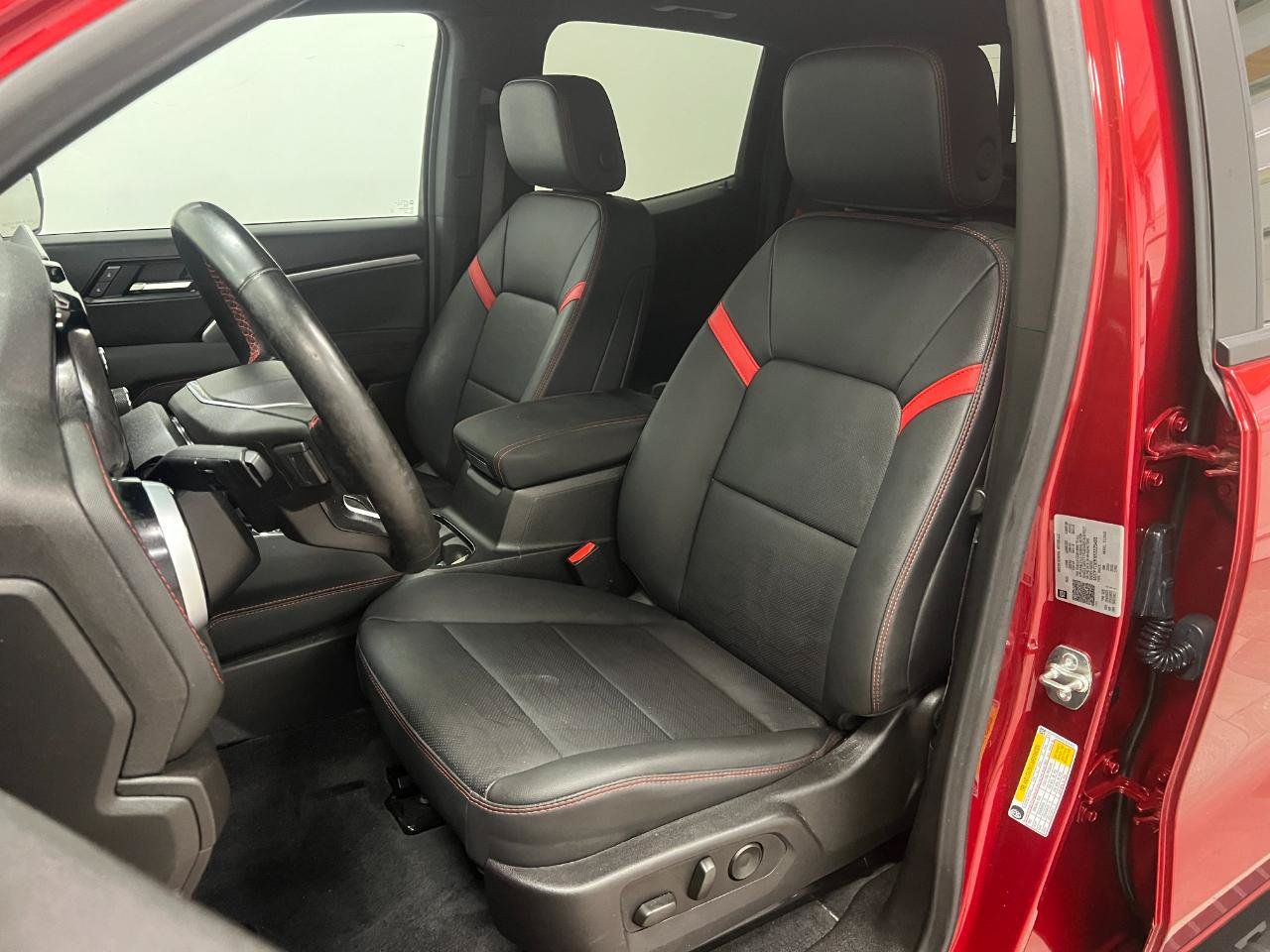 Used 2025 Chevrolet Colorado Z71 w/ Technology Package AWD/4WD image 26