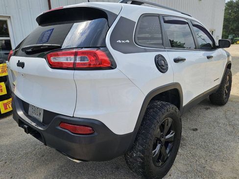 Used 2016 Jeep Cherokee Latitude w/ Cold Weather Group AWD/4WD image 3