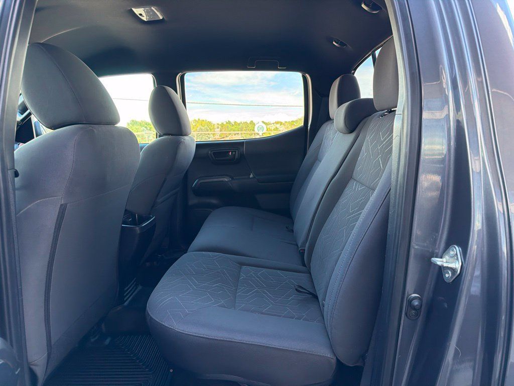 Used 2017 Toyota Tacoma TRD Sport w/ Tow Package (A/T) AWD/4WD image 9