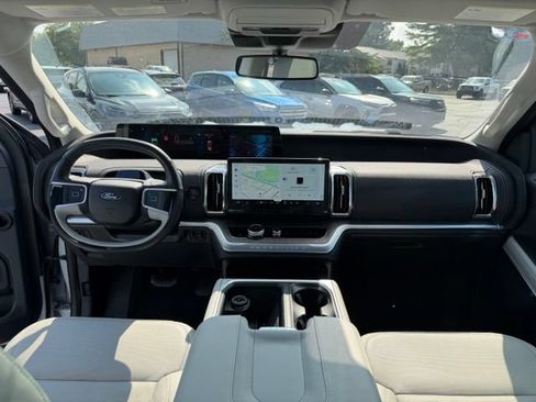Used 2025 Ford Expedition Max Platinum w/ Platinum Ultimate Package AWD/4WD image 2