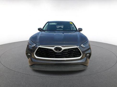 Used 2025 Toyota Highlander LE image 3