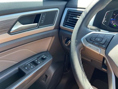 Used 2022 Volkswagen Atlas Cross Sport SE FWD image 18