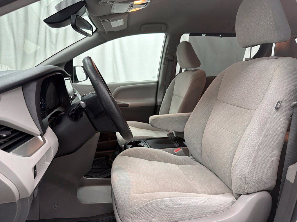 Used 2019 Toyota Sienna LE FWD image 14