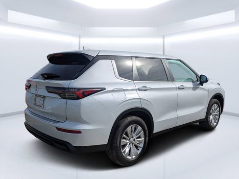 Used 2025 Mitsubishi Outlander ES FWD image 3