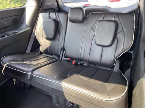 Used 2025 Chrysler Pacifica Limited FWD image 12