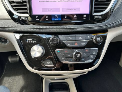 Used 2023 Chrysler Pacifica Touring-L AWD/4WD image 34